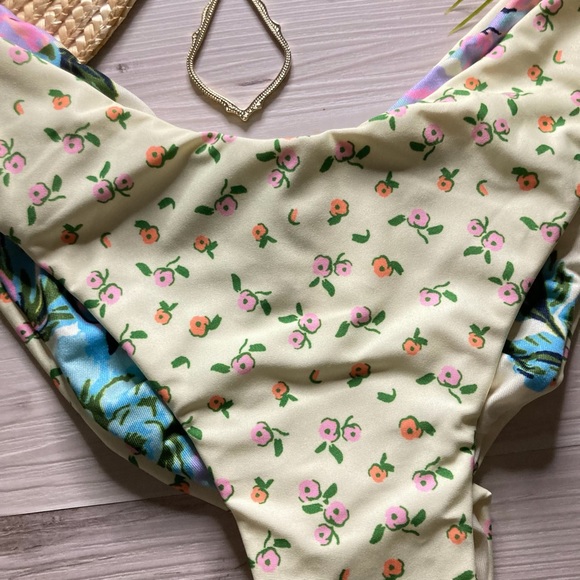 Maaji • Reversible Floral Cinched Cheeky Bikini Bottoms 👙🌴 - Picture 2 of 9